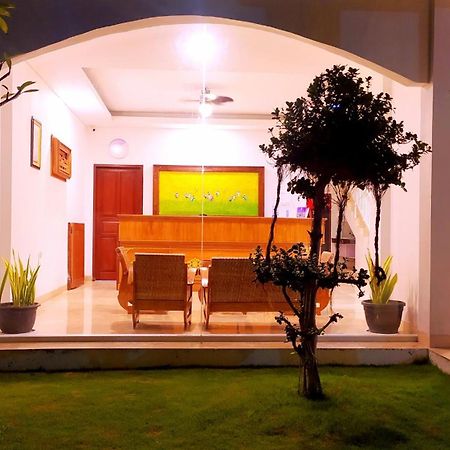 Puri Lovina Hotel Buitenkant foto
