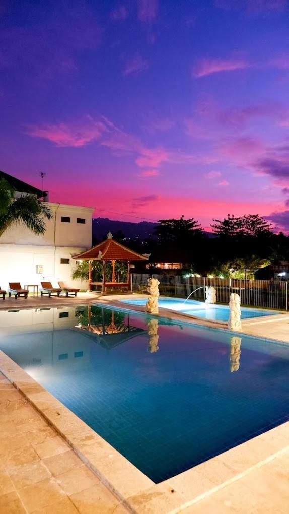 Puri Lovina Hotel Buitenkant foto