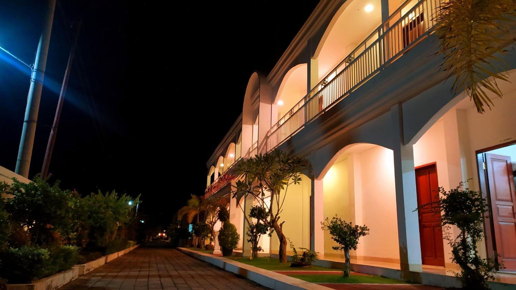 Puri Lovina Hotel Buitenkant foto